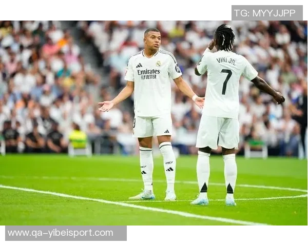 维尼修斯与女友携手米利唐夫妇共度摩纳哥假期心情愉悦庆祝国家德比胜利